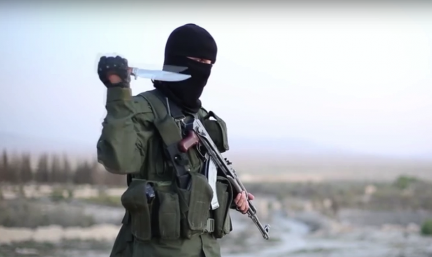 Terrorista faz ameaças em vídeo gravado e divulgado pelo próprio Estado Islâmico. (Imagem: Youtube)