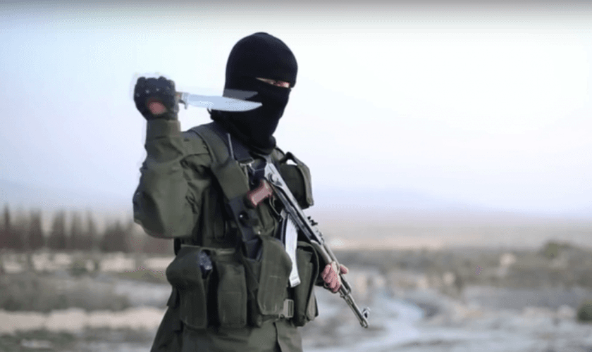 Terrorista faz ameaças em vídeo gravado e divulgado pelo próprio Estado Islâmico. (Imagem: Youtube)