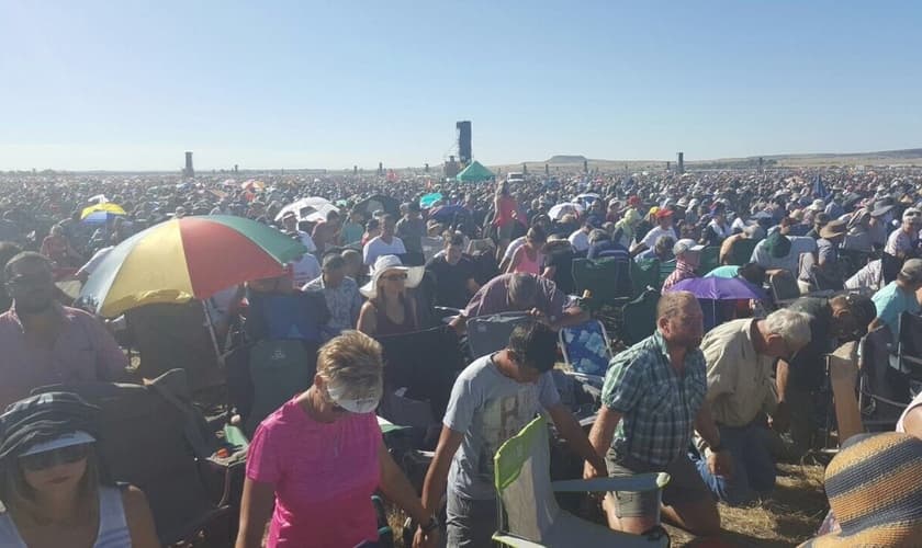 Os cristãos clamaram a Deus por paz, esperança e justiça. (Foto: Angus Buchan).