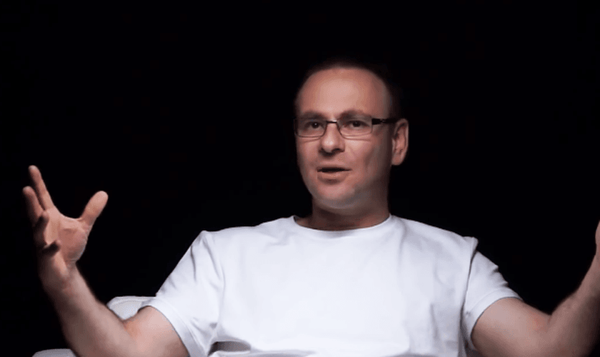 Ze'ev foi ateu até se deparar com o Novo Testamento. (Foto: Reprodução/One For Israel)