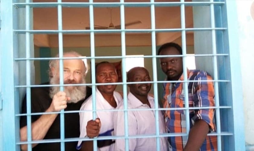 Prisioneiros cristãos em Cartum. O missionário theco Petr Jasek (à esquerda) já foi libertado em fevereiro, mas seus colegas continuam presos. (Foto: Missão Portas Abertas)