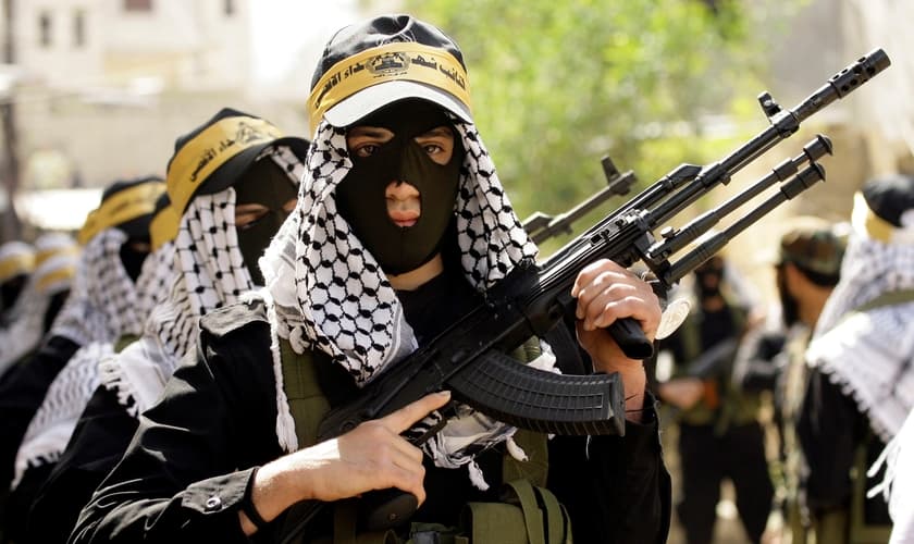 Terroristas do Fatah se apresentam em desfile. (Foto: OS News)