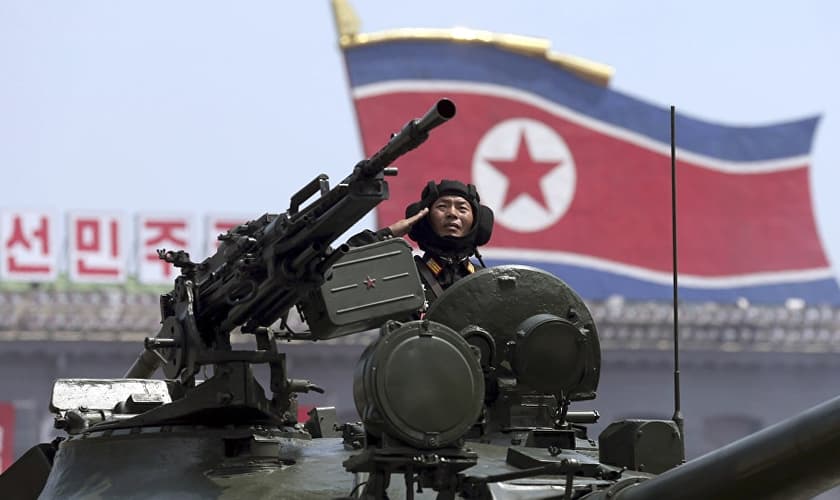 Soldado da Coreia do Norte dentro de tanque de guerra. (Foto: AP Photo/ Wong Maye-E)