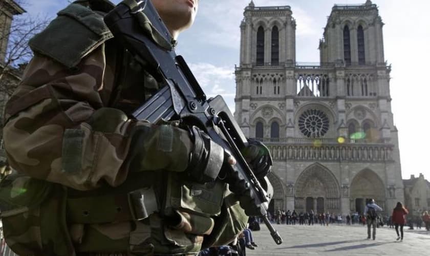 Soldado francês armado em frente à catedral de Notre Dame em Paris, na França. (Foto: Reuters/Philippe Wojazer)