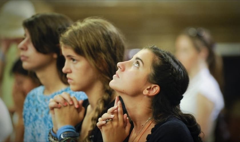 Jovens durante reunião na igreja, em Madri, capital da Espanha. (Foto: AFP)
