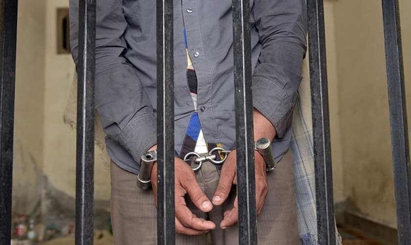 Prisioneiro algemado em cela de penitenciária, no Paquistão. (Foto: AFP)