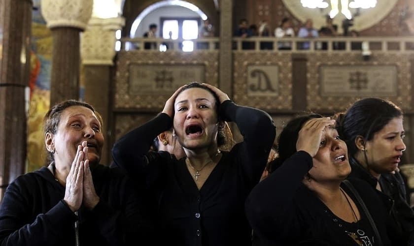 Cristãos coptas choram a morte de parentes e amigos após ataques do Estado Islâmico. (Foto: Reuters)