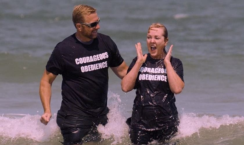 Barbara Ringer é batizada pelo pastor Scott Yirka, em Fleming Island. (Foto: Baptist Press)
