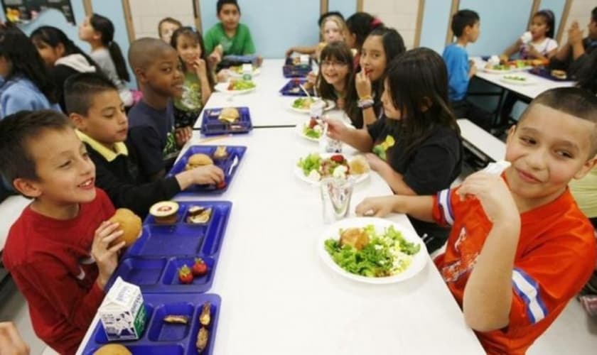 A igreja descobriu que alguns estudantes, em quase 40 escolas no distrito, estavam devendo os pagamentos de almoço escolar. (Foto: Reuters).