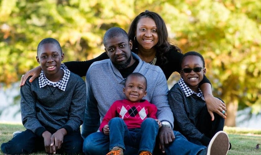 Pastor Lamar Hardwick, esposa e filhos. (Foto: New Community Church)