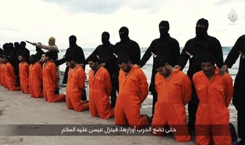 Estado Islâmico decapitou 21 cristãos em uma praia da Líbia, em fevereiro de 2015. (Imagem: Youtube)
