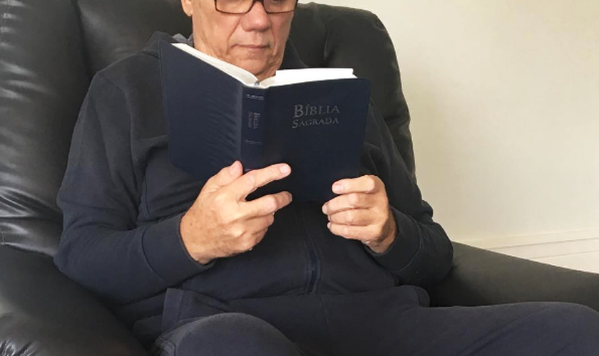 "Esta é a minha companheira de toda a vida", disse Marcelo segurando uma Bíblia. (Foto: Reprodução/Instagram)