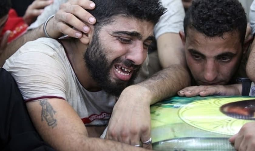 Cristãos coptas choram a morte de seus parentes em ataques terroristas. (Foto: ABC)