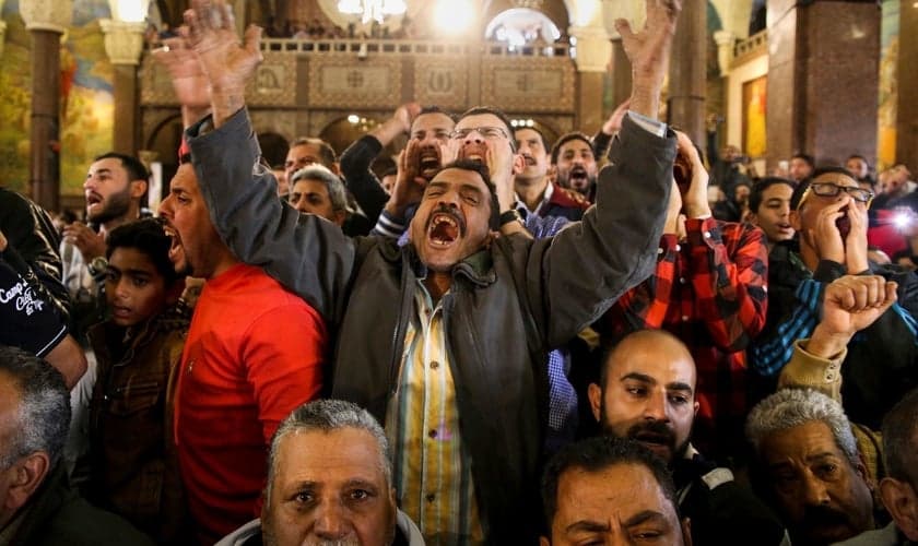 Homens choram no funeral das vítimas do ataque às igrejas, no Egito. (Foto: Samer Abdallah/Associated Press)