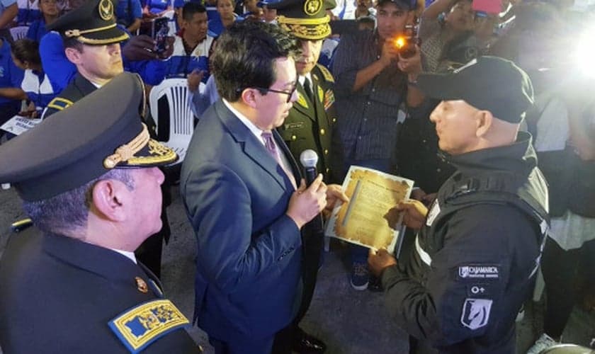 Pelo seu ato, o homem foi reconhecido pela Polícia do Equador durante uma cerimônia de promoção de oficiais. (Foto: Reprodução/Twitter).