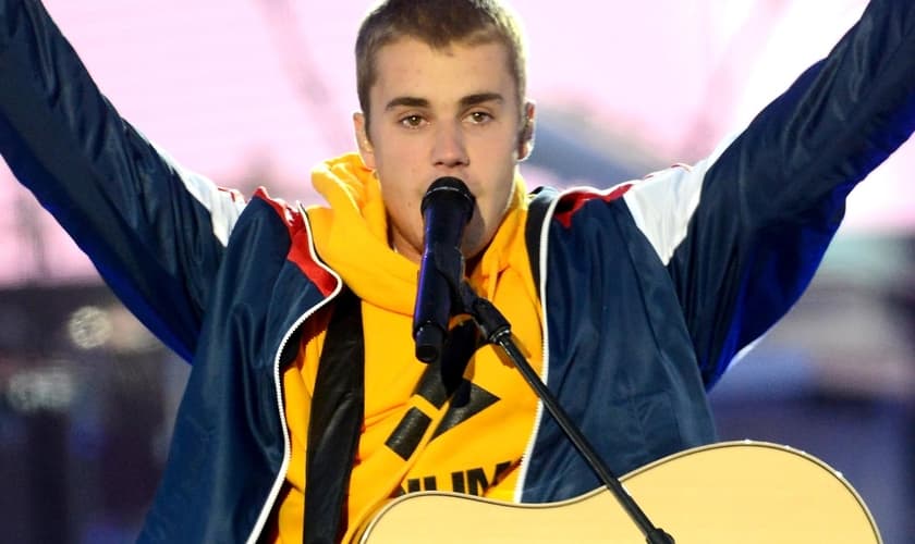 Justin Bieber se emocionou enquanto falava à multidão do show. (Foto: Dave Hogan/Getty Images)