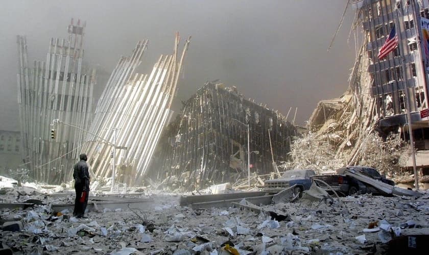 Homem em frente aos escombros de uma das torres do World Trade Center, nos EUA. (Foto: Doug Kanter/AFP/Getty Images)