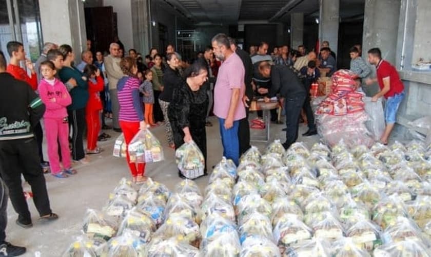 Refugiados do Iraque recebem doações enviadas pela Missão Portas Abertas. (Foto: Portas Abertas - USA)