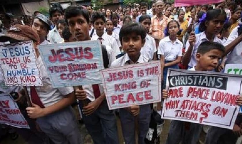 Crianças participam de manifestação pacífica cristã na Índia. (Foto: Reuters)