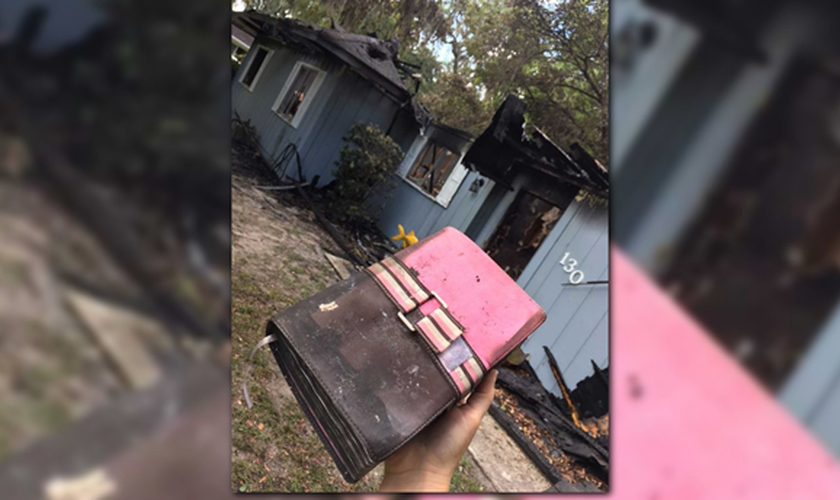 A Bíblia de Rachel Still saiu intacta do incêndio que atingiu a casa onde ela morava com seus tios. (Foto: Facebook)