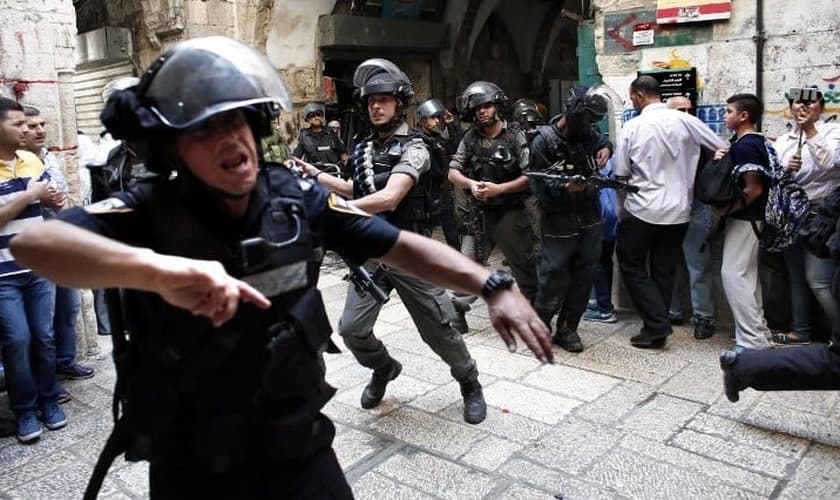 Policiais se agitam próximos à cidade velha de Jerusalém. (Foto: The Times Of Israel)