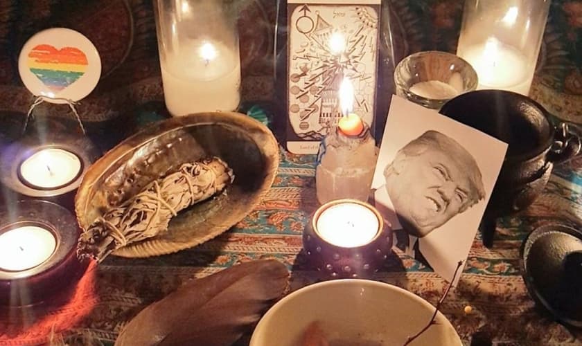 Bruxas compartilharam fotos de seus rituais de feitiçaria contra Trump. (Foto: Twitter)