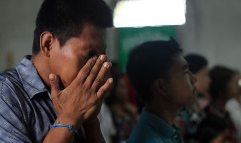 Cristãos oram em culto nas Filipinas. (Foto: Compassion International Blog)