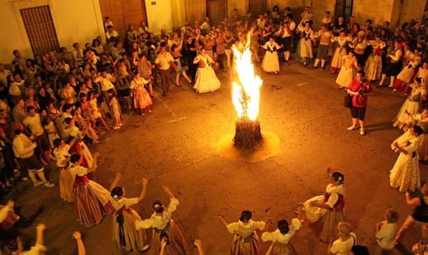 Com características pagãs, a Fête de Saint-Jean é comemorada na França. (Foto: Reprodução)