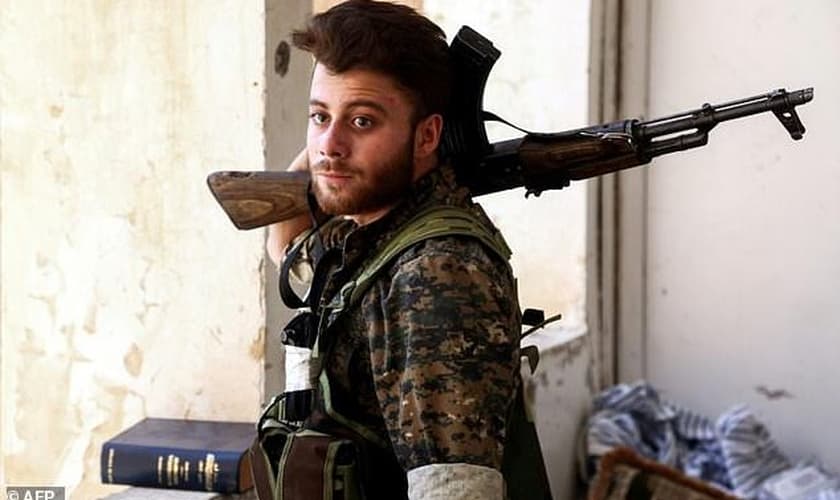 Dezenas de cristãos da Síria receberam treinamento militar e se juntaram à luta contra o Estado Islâmico. (Foto: AFP).