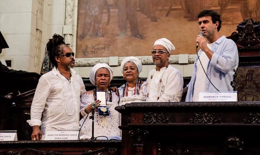 O deputado estadual Marcelo Freixo ao lado dos filhos da mãe de santo Beatriz. (Foto: Divulgação)