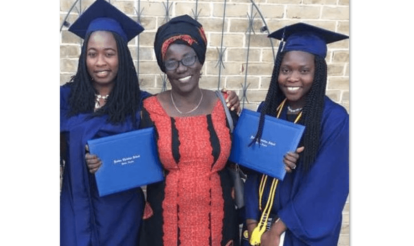 Rebeca e duas das garotas que ingressaram na Universidade americana. (Foto: EMCI).