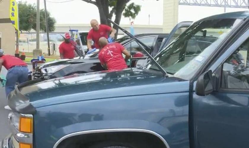 Cerca de 40 ex-presidiários limparam carros de policiais no Texas. (Foto: Reprodução/KHOU)