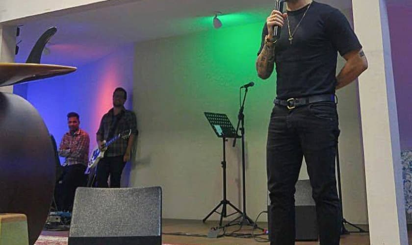 Yudi Tamashiro contando seu testemunho na Igreja Bola de Neve em Alphaville. (Foto: Reprodução/Facebook)