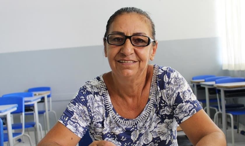 Dona Neusa Costa afirmou que por não saber ler e escrever, se sentia dependente de outras pessoas. (Foto: Tribuna do Interior)