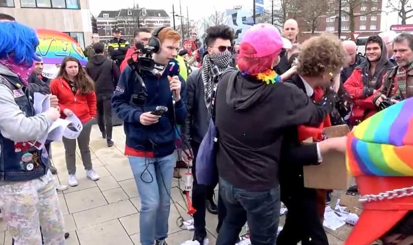 Um dos cristãos relatou que ele foi apalpado por outros contra-manifestantes. (Foto: Reprodução).