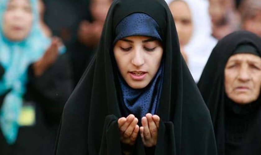 Muçulmanas fazem orações. (Foto: Dawn)