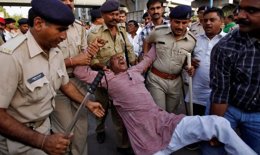 As autoridades policiais na Índia acabam se omitindo em crimes contra cristãos. (Foto: Reuters).