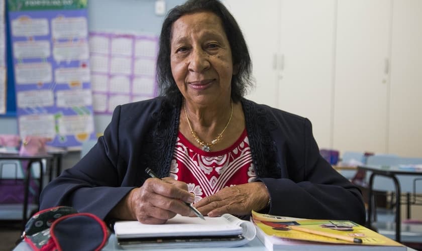Dona Normália tem 71 anos e estuda em uma turma da Eja, em Curitiba. (Foto: Valdecir Galor/SMCS)
