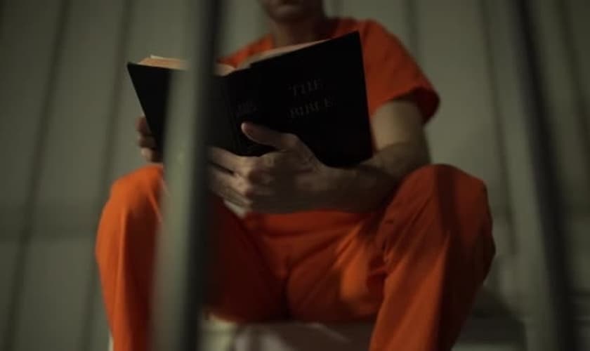 Imagem ilustrativa. Nova lei irá diminuir pena de detentos que leem a Bíblia. (Foto: Depositphotos)