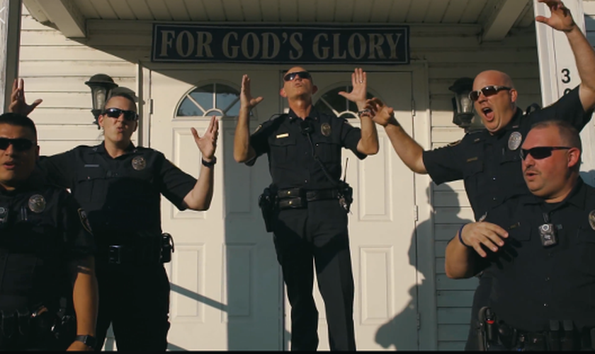 Oficiais do Departamento de Polícia de Crandall, no Texas, gravaram um clipe com a trilha sonora de 'Deus Não Está Morto'. (Imagem: Facebook)