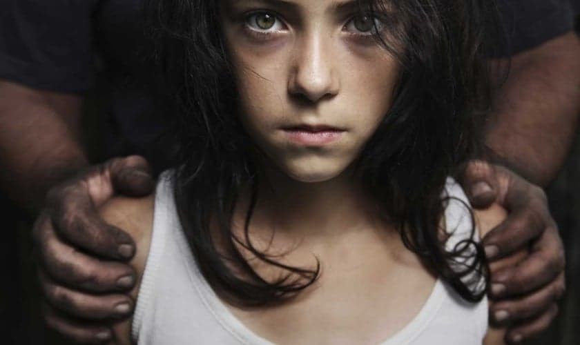 O Código Penal do Brasil considera crime a relação sexual entre adultos e menores de 14 anos. (Foto: Reprodução)