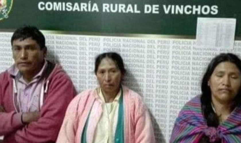 Percy Quispe (esquerda), Marcelina Suane (centro) e Aurelia Quispe (direita), foram acusados de assassinar a mãe. (Foto: Daily Mail)
