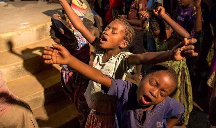 Crianças apoiadas pelo ministério Iris Global louvando a Deus na África. (Foto: Iris Global)