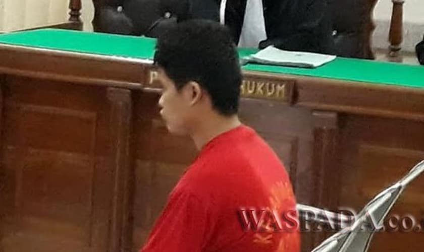 Martinus Gulo, de 21 anos, recebeu a sentença do Tribunal Distrital de Medan. (Foto: Reprodução).