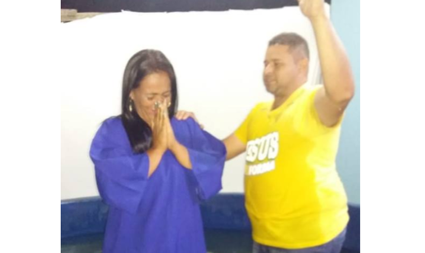Alana foi batizada pelo pastor Ralison Endrigo. (Foto: Junta de Missões Nacionais)