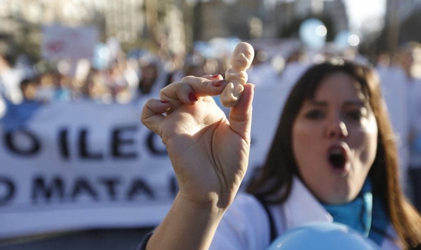 Médicos protestam contra novo projeto de lei em votação na Argentina, que os obrigaria a fazer abortos, mesmo contrariando suas crenças pessoais. (Foto: Crux Now)