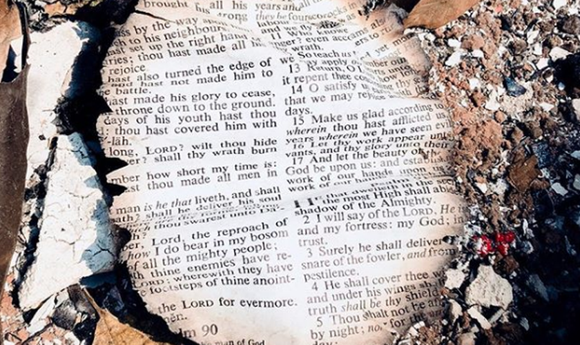 Página dos Salmos foi encontrada intacta em destroços na Califórnia. (Foto: Instagram/Bethel)