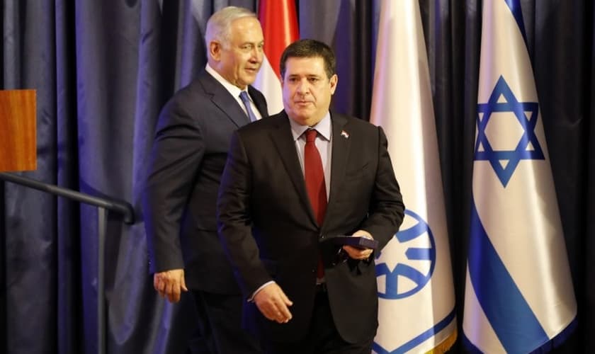 Primeiro-ministro israelense Benjamin Netanyahu e ex-presidente paraguaio, Horacio Cartes, durante a transferência da embaixada do Paraguai para Jerusalém. (Foto: EPA)
