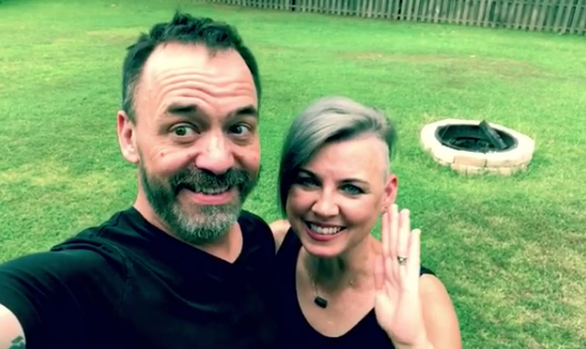 Jason Lee anunciou a cura do câncer ao lado de sua esposa, Regina. (Foto: Reprodução/Instagram)