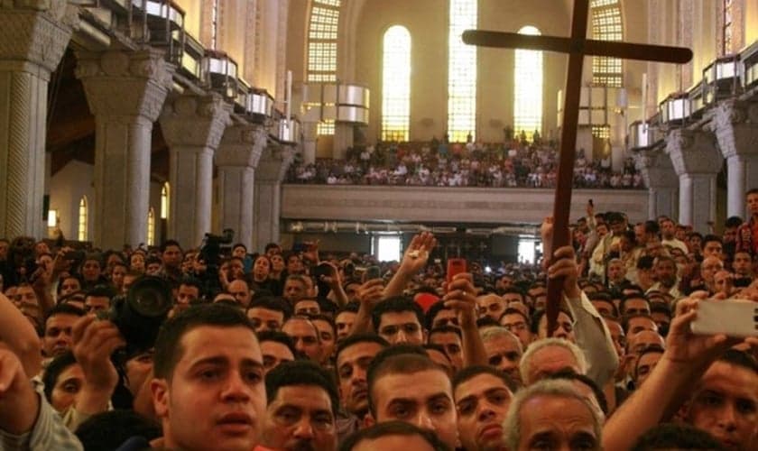 Centenas se reúnem em igreja e lamentam a decapitação de quatro cristãos no Egito. (Foto: Reprodução)
